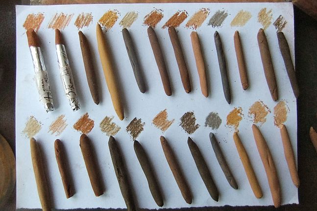 krijtstiften van kleisoorten in diverse bruine kleuren