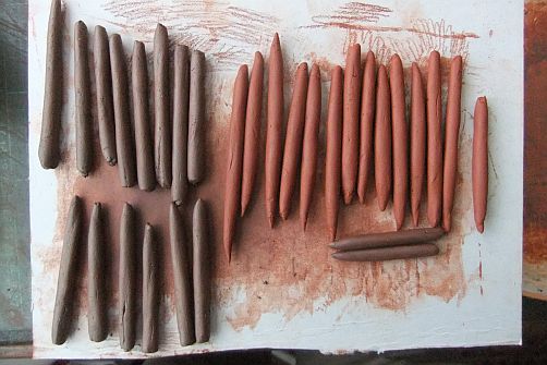 drie tinten gerolde stiften van r&ouml;telpoeder