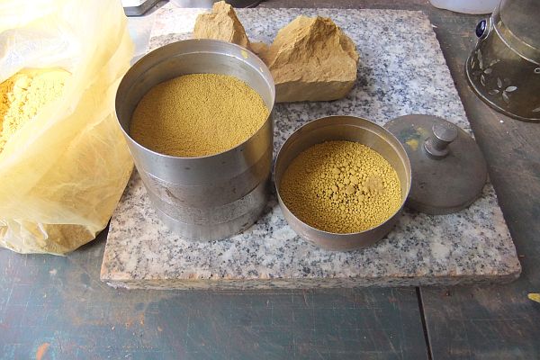 zeven van kleipoeder op partikelgrootte