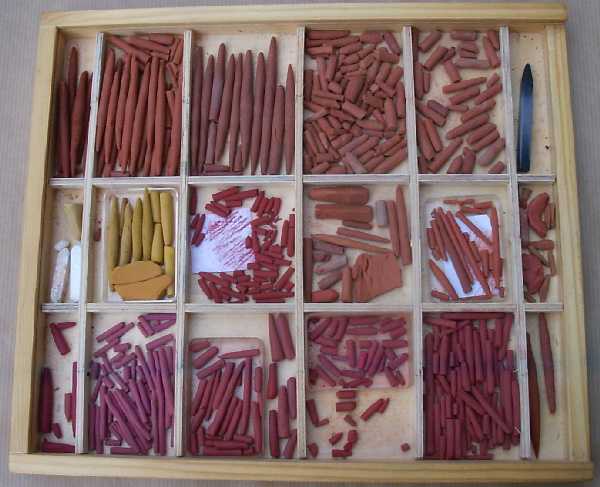 doos met zelfgemaakte roodkrijtstiften