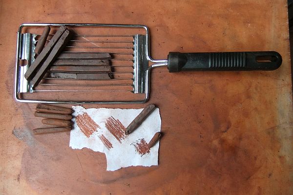 Krijtstiften uit r&ouml;telpasta