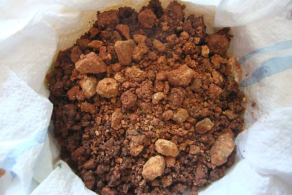 ruwe natuurlijke grondstof voor okerkleurig krijt