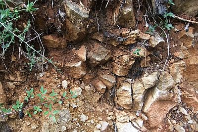 vindplaats van okerkleurige klei in rotsspleten