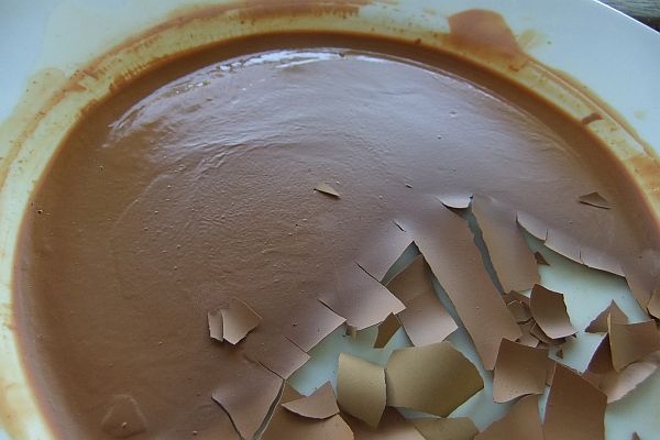 regenwater met kleideeltjes, gefilterd en afgegoten