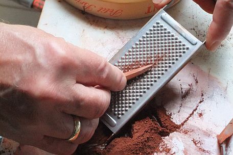 Het schaven van een punt aan de gezaagde ruwe r&ouml;telstiften