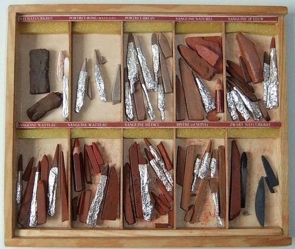 doos met rode natuurkrijt stiften (R&ouml;tel, Sanguine)