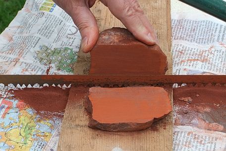 De afgezaagde plak r&ouml;tel (rood natuurkrijt)