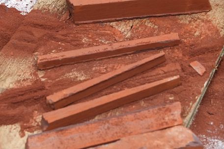 Stiften gezaagd uit een plak r&ouml;tel (rood natuurkrijt) van 1 cm dik